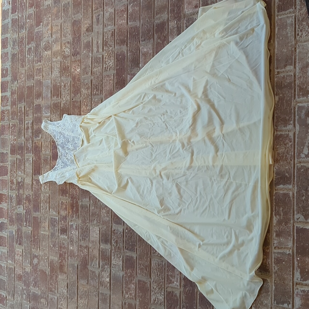 Vintage 1970s Serena Light Yellow Lace Nylon Nightgown Hollywood Regency
